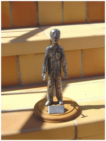 Statue offerte pour un départ en retraite, représentant un homme en habit de travail.